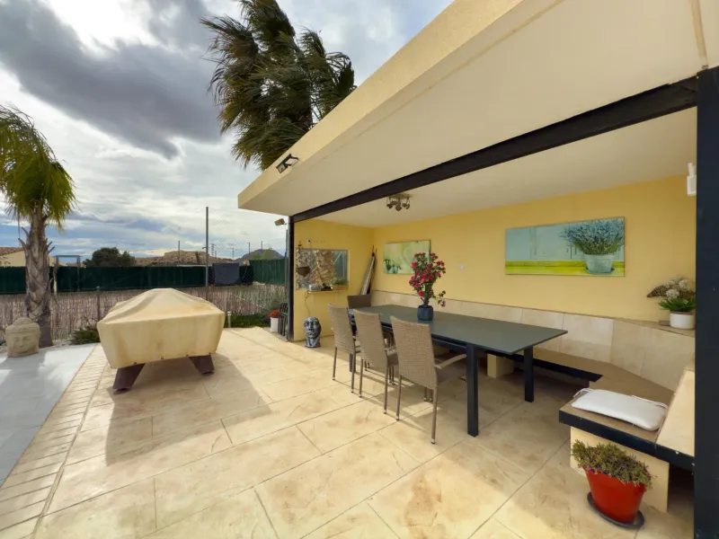 Spacious recently renovated villa with 3,600 m2 of plot and private pool