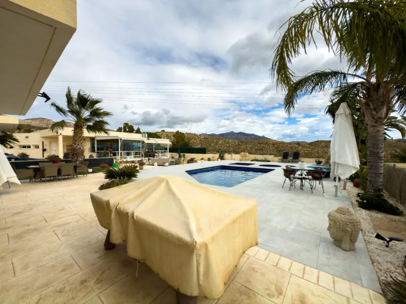 Spacious recently renovated villa with 3,600 m2 of plot and private pool