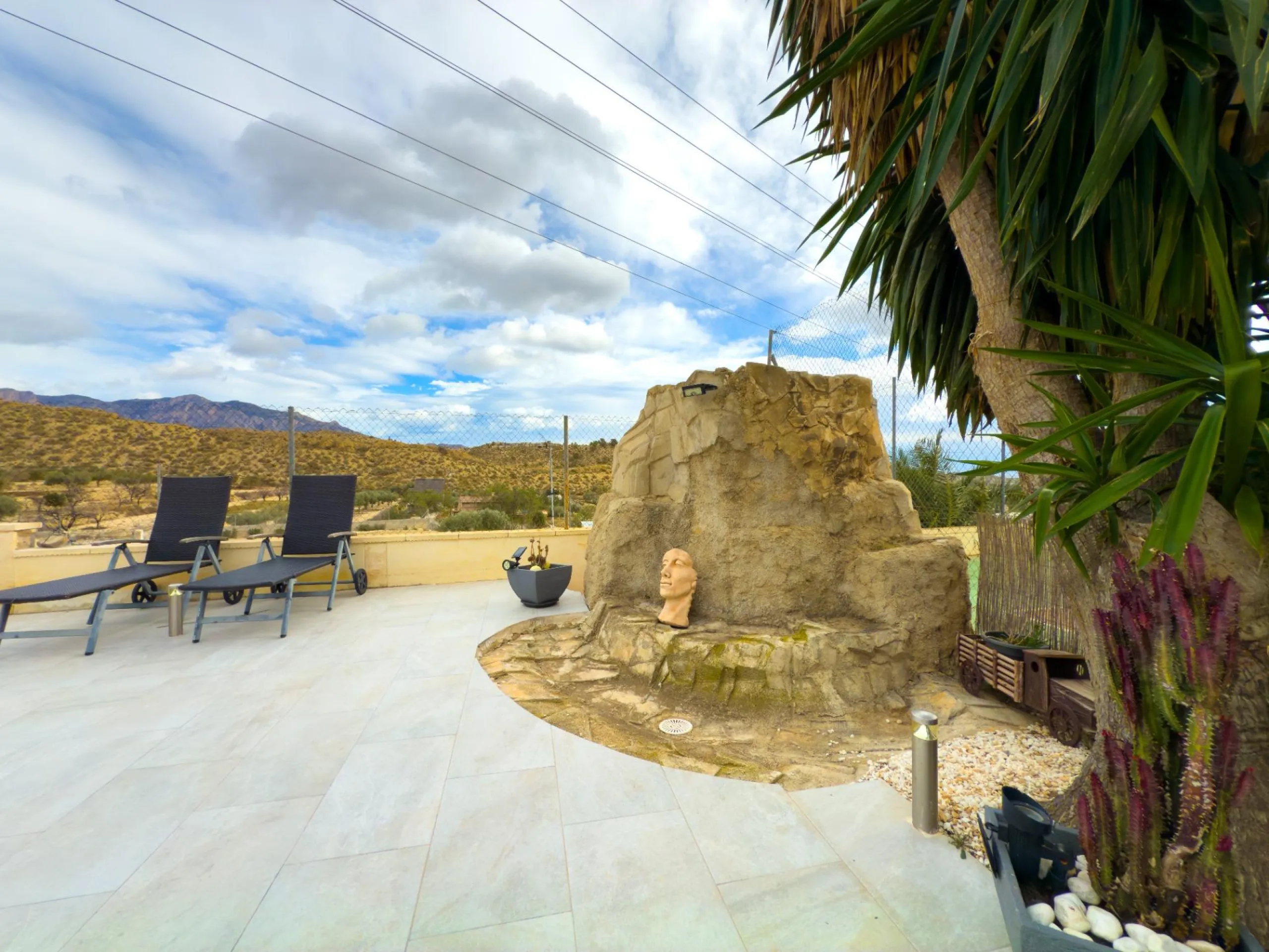 Spacious recently renovated villa with 3,600 m2 of plot and private pool