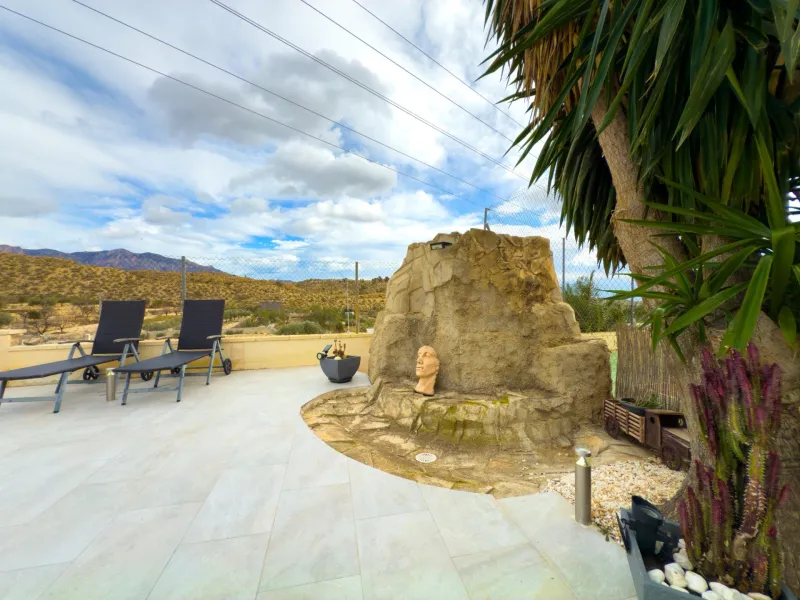 Spacious recently renovated villa with 3,600 m2 of plot and private pool