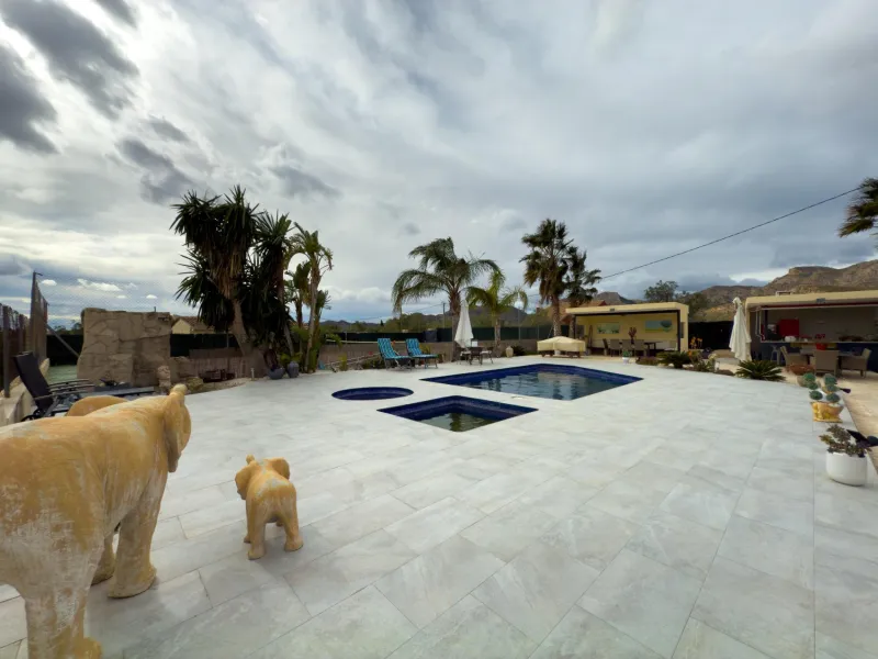 Spacious recently renovated villa with 3,600 m2 of plot and private pool