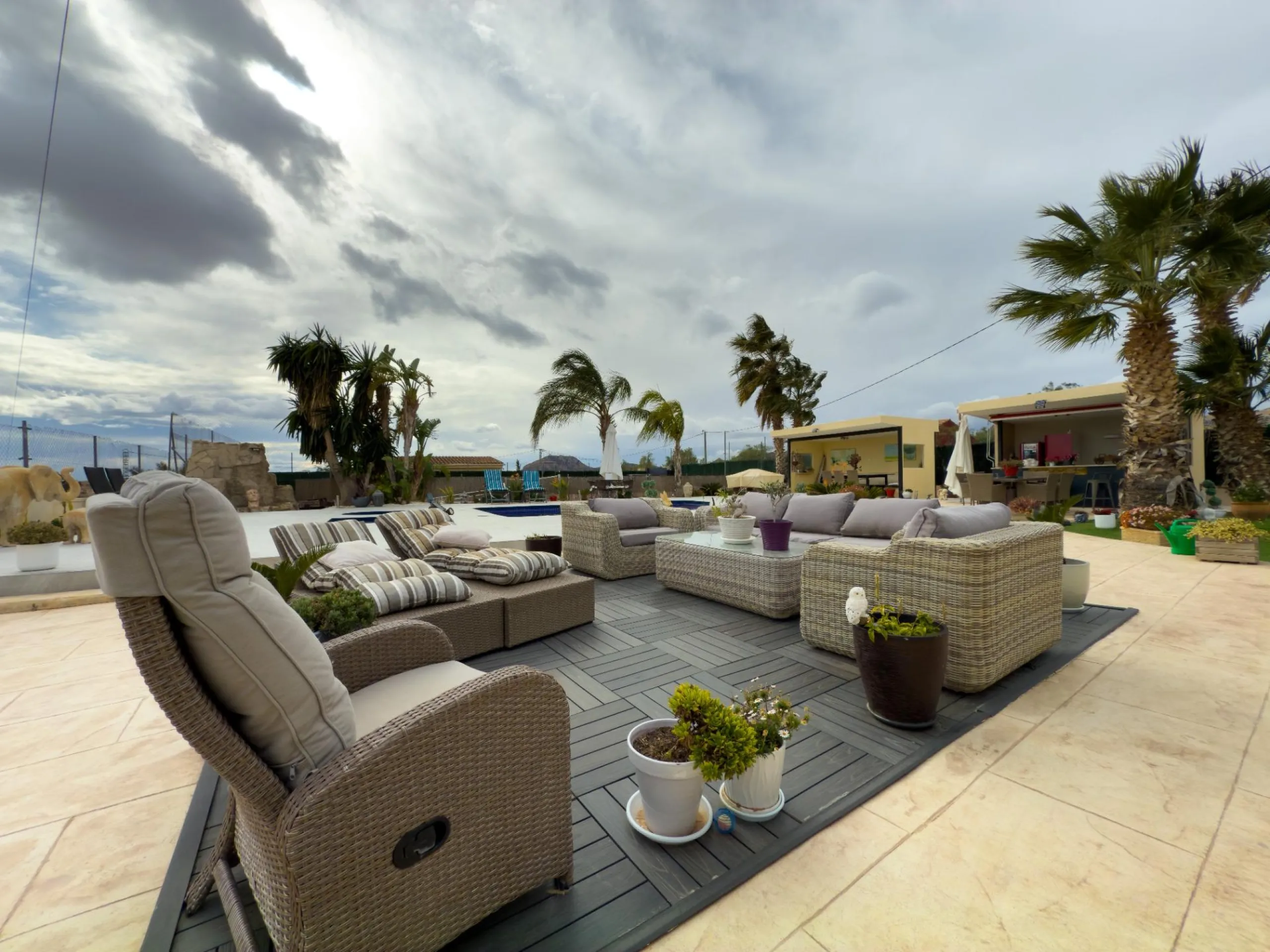 Spacious recently renovated villa with 3,600 m2 of plot and private pool