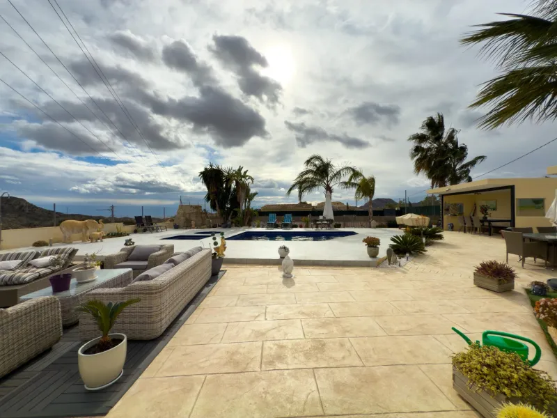 Spacious recently renovated villa with 3,600 m2 of plot and private pool