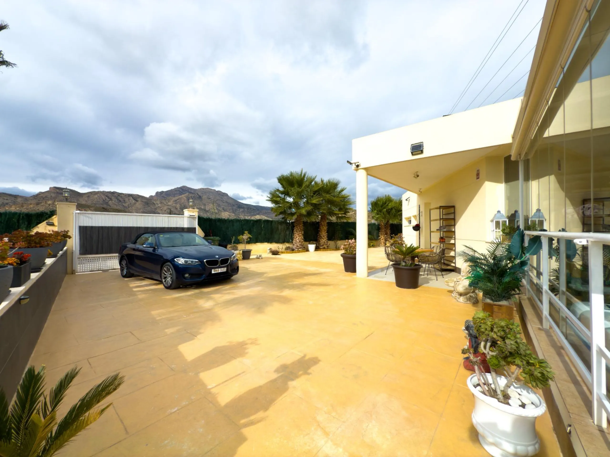 Spacious recently renovated villa with 3,600 m2 of plot and private pool