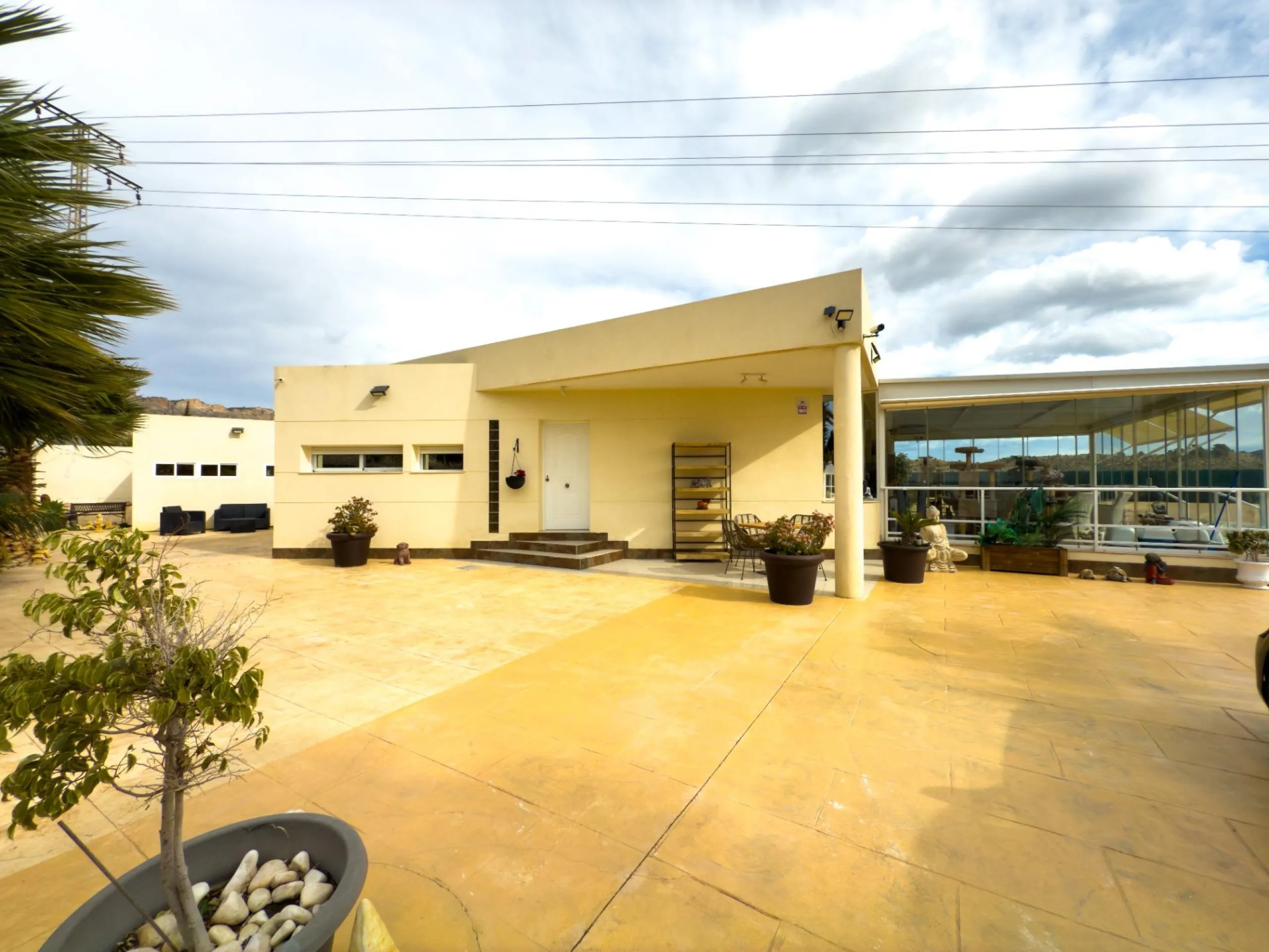 Spacious recently renovated villa with 3,600 m2 of plot and private pool