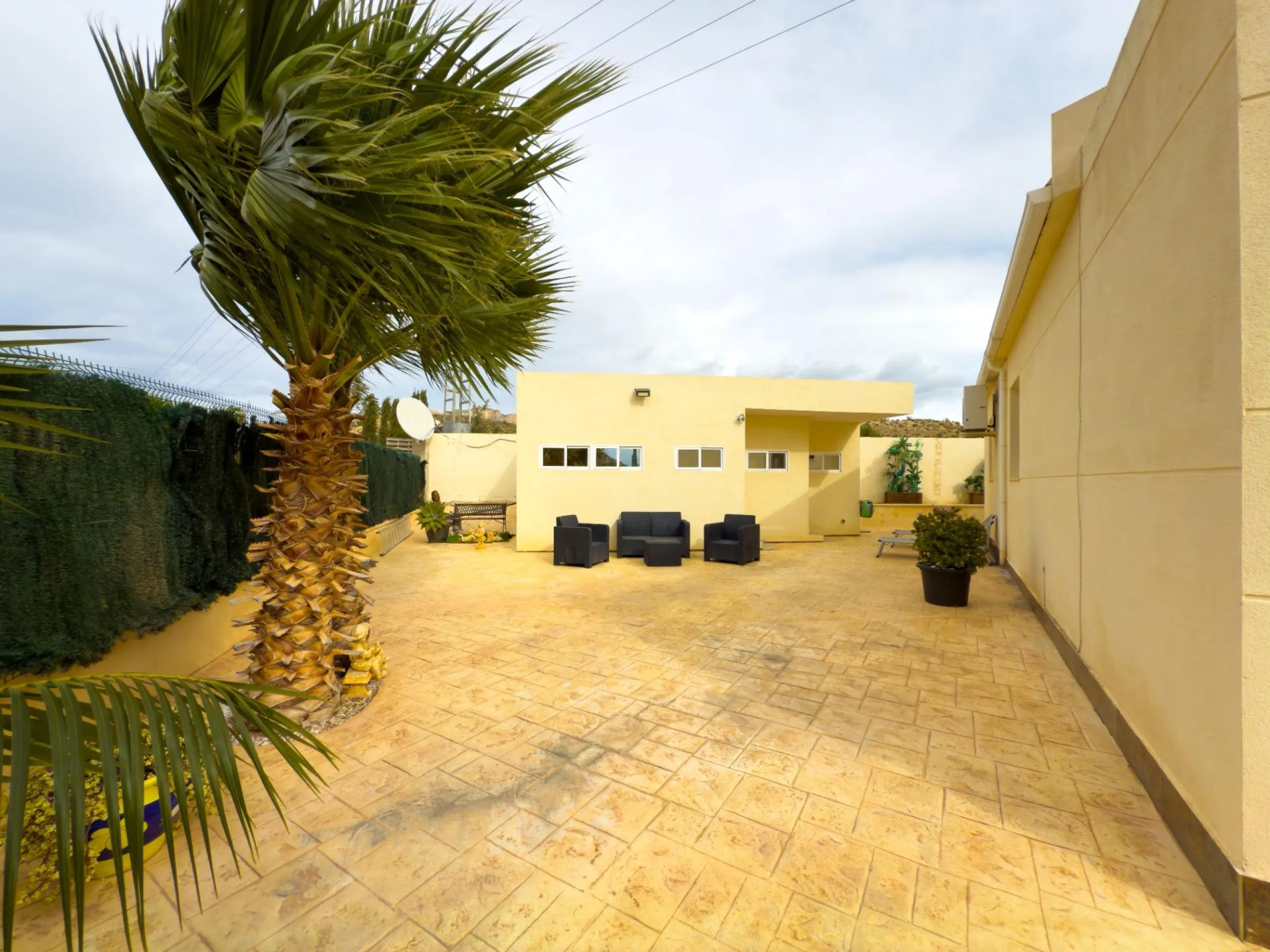 Spacious recently renovated villa with 3,600 m2 of plot and private pool