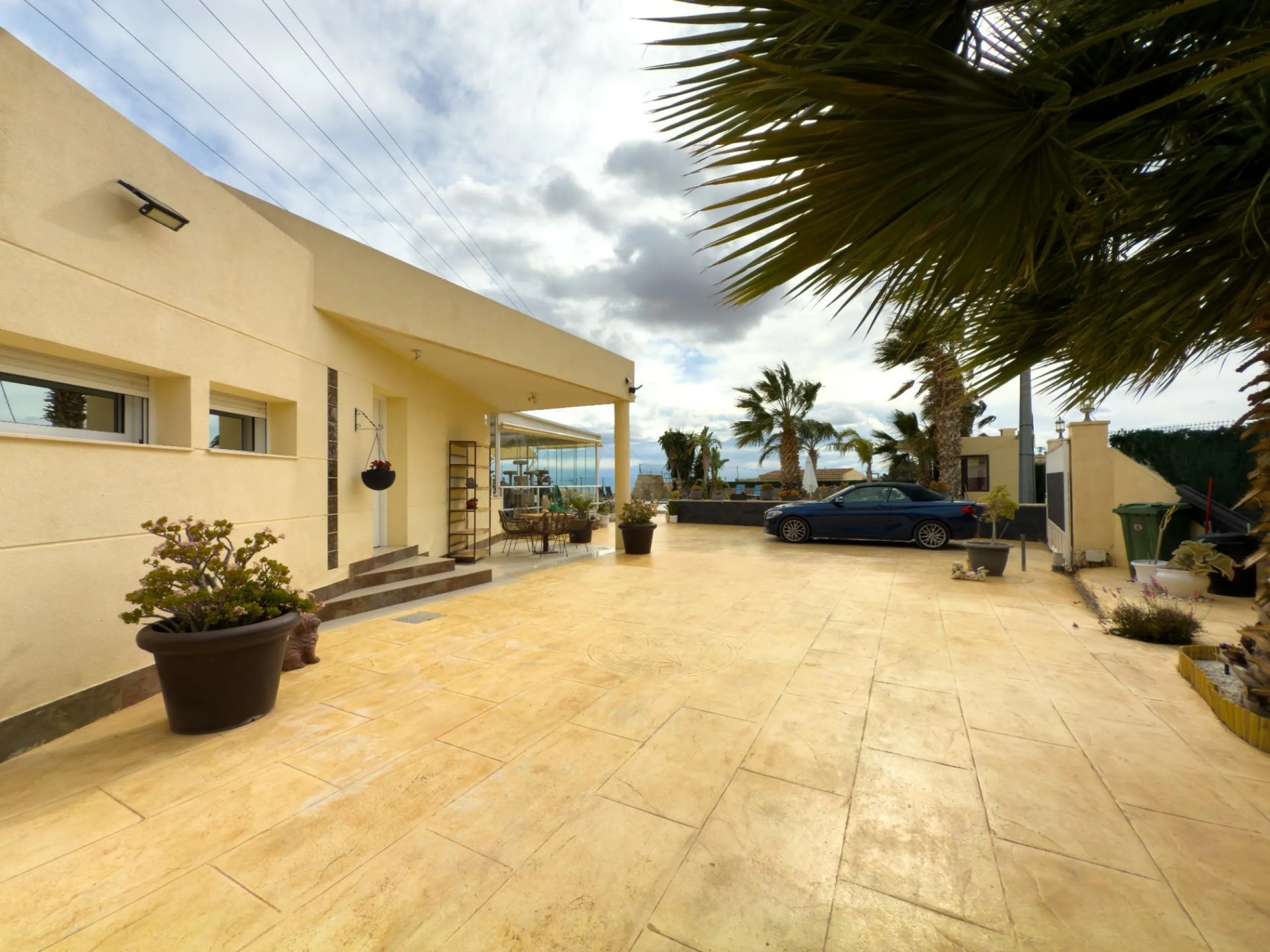Spacious recently renovated villa with 3,600 m2 of plot and private pool