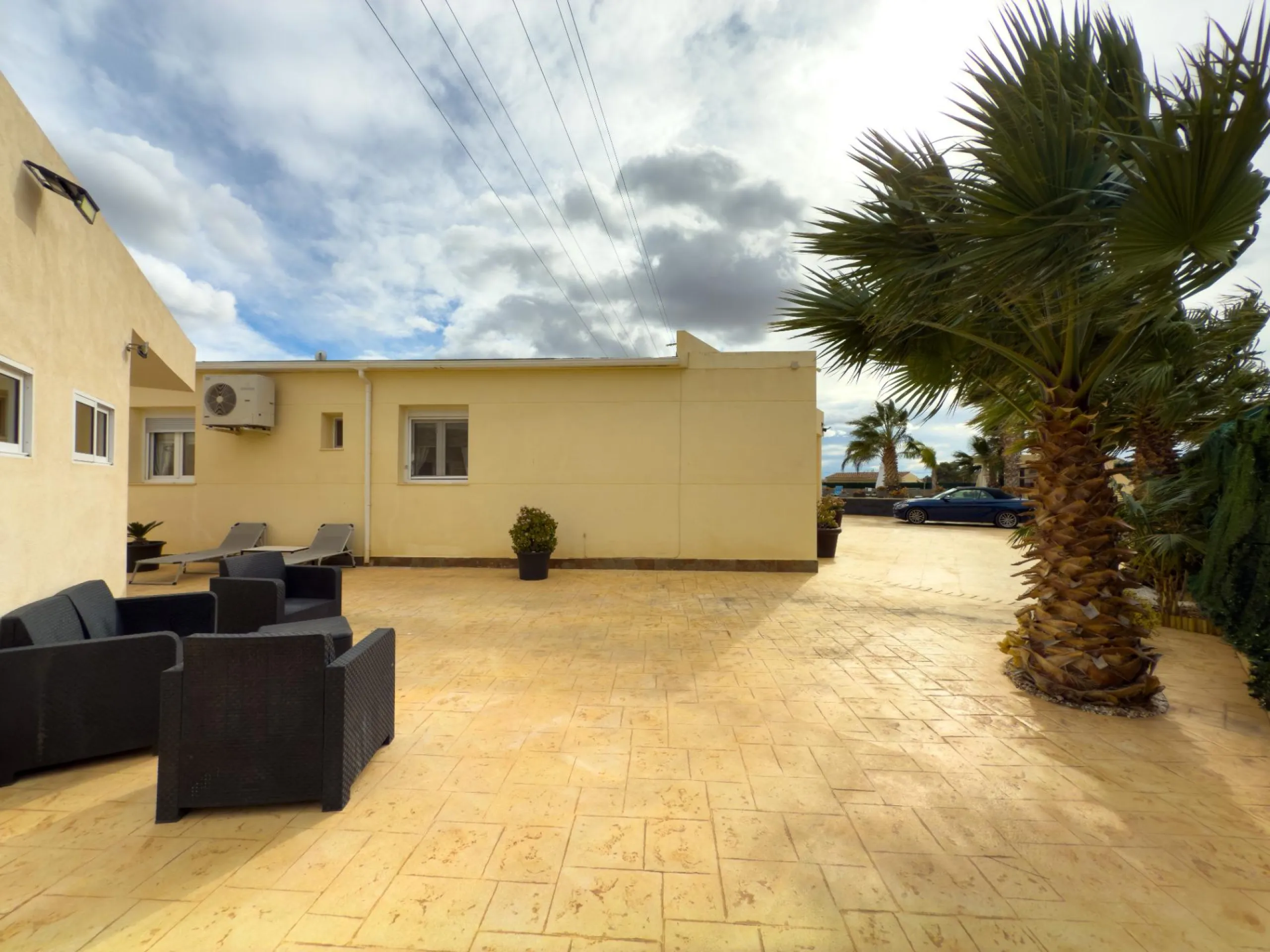 Spacious recently renovated villa with 3,600 m2 of plot and private pool