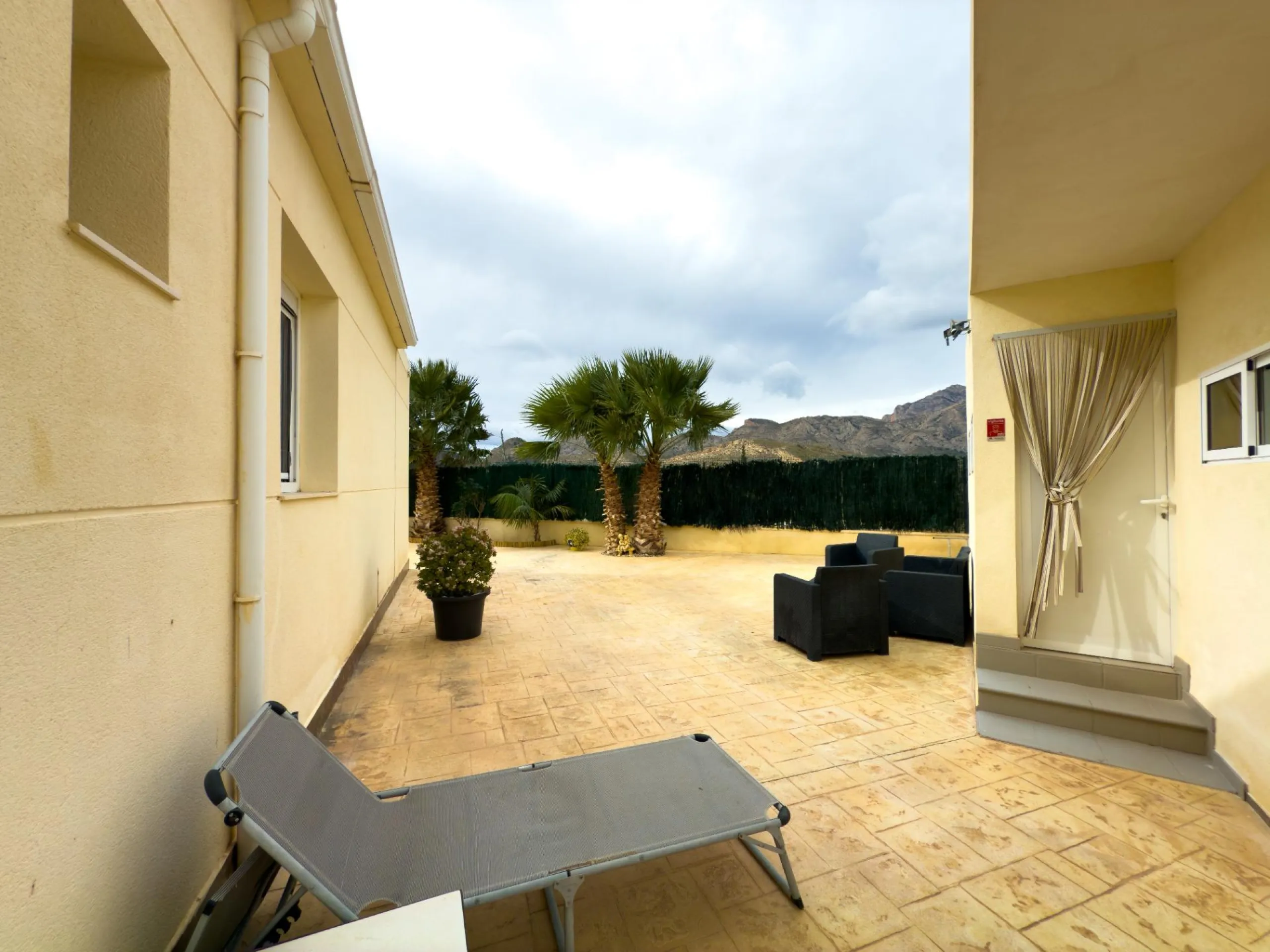 Spacious recently renovated villa with 3,600 m2 of plot and private pool