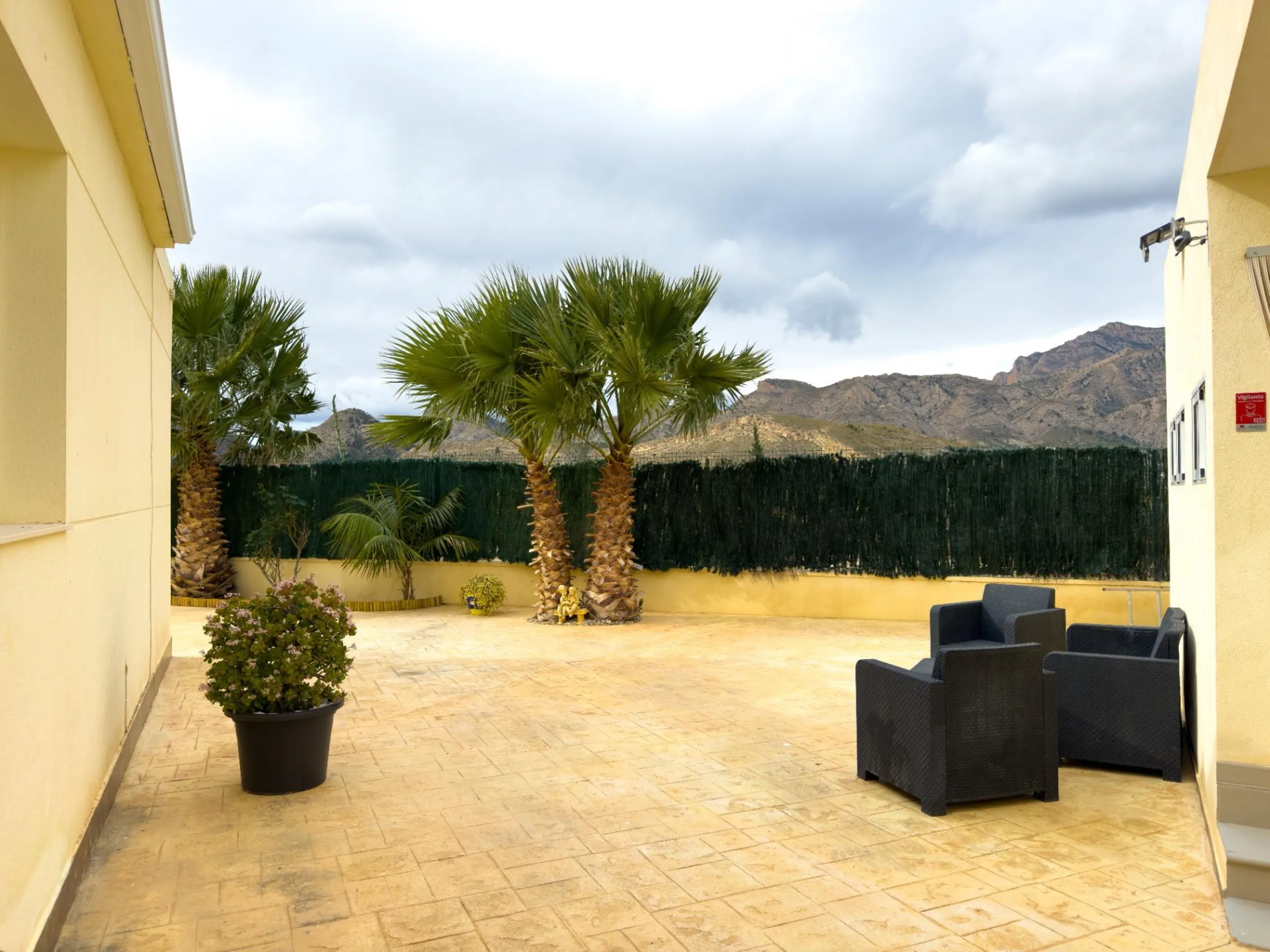 Spacious recently renovated villa with 3,600 m2 of plot and private pool