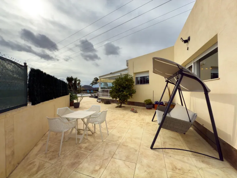 Spacious recently renovated villa with 3,600 m2 of plot and private pool