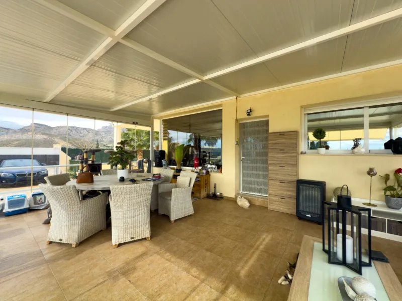 Spacious recently renovated villa with 3,600 m2 of plot and private pool