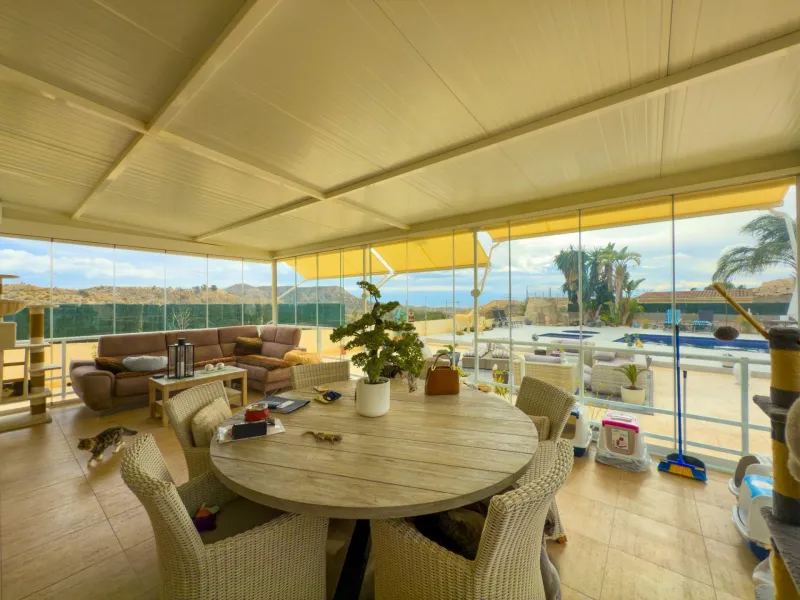 Spacious recently renovated villa with 3,600 m2 of plot and private pool