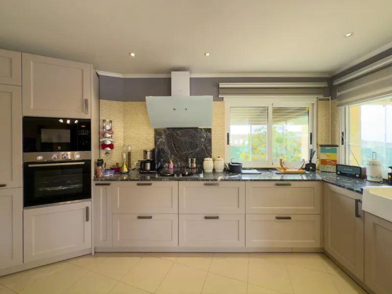 Spacious recently renovated villa with 3,600 m2 of plot and private pool
