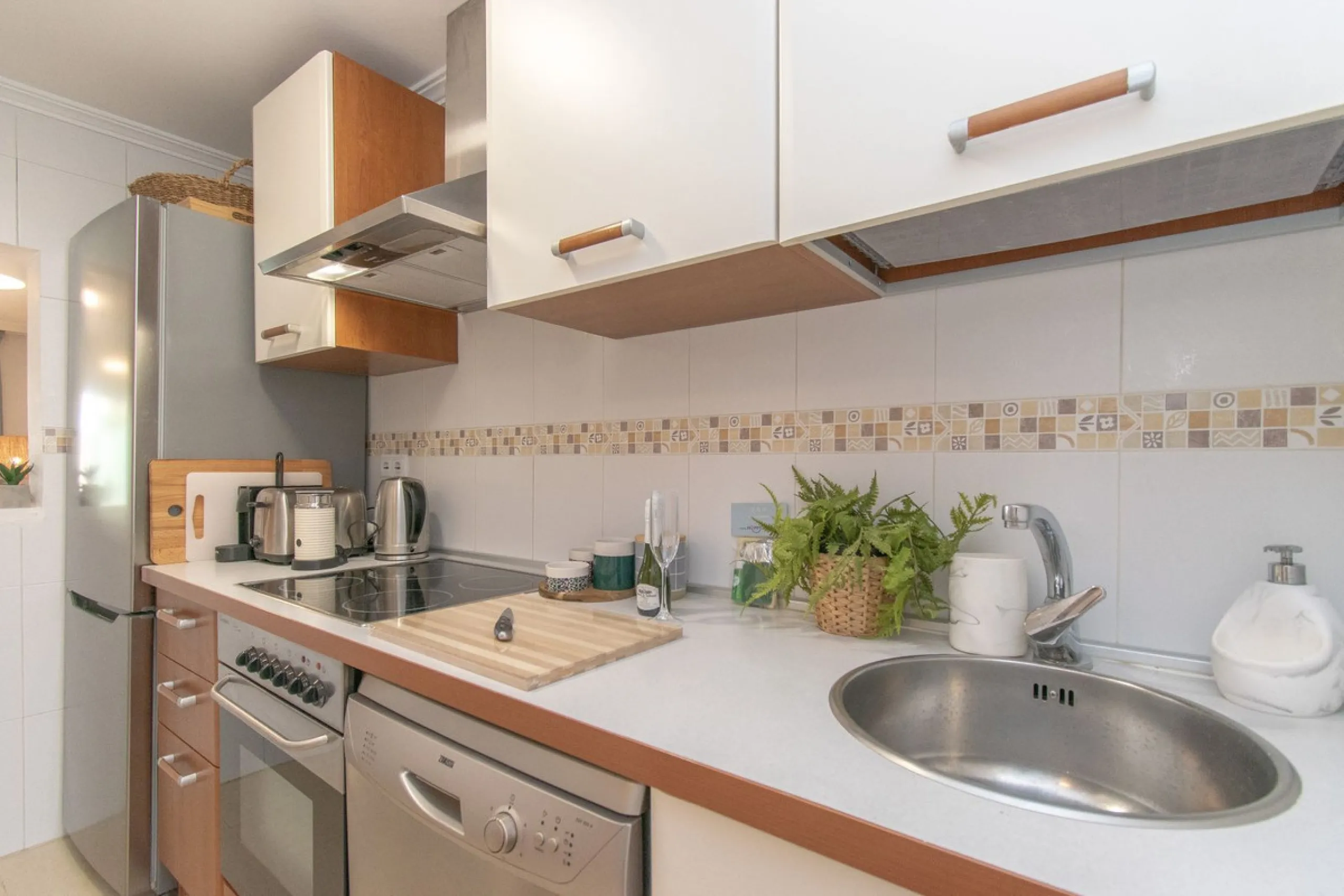 Entdecken Sie diese beeindruckende Maisonettewohnung zum Verkauf in der begehrten Gegend von Mijas Costa – eine Immobilie, die Komfort, Großzügigkeit und eine privilegierte Lage unweit des Meeres vereint