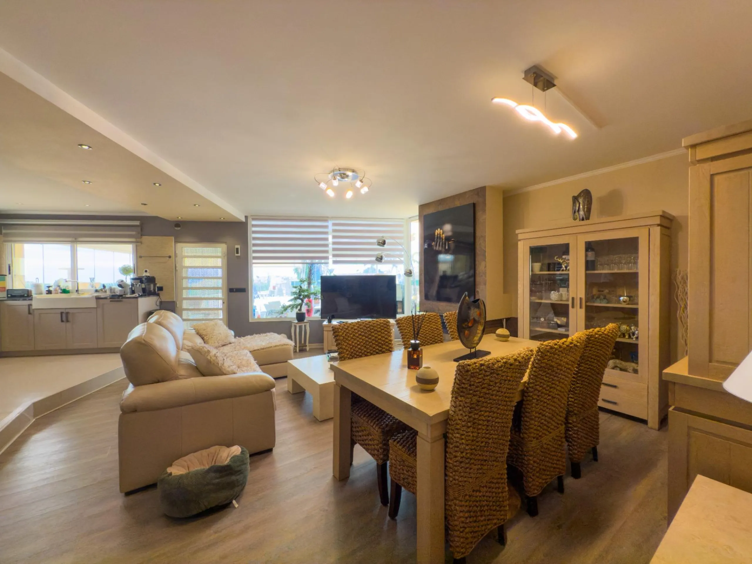 Spacious recently renovated villa with 3,600 m2 of plot and private pool