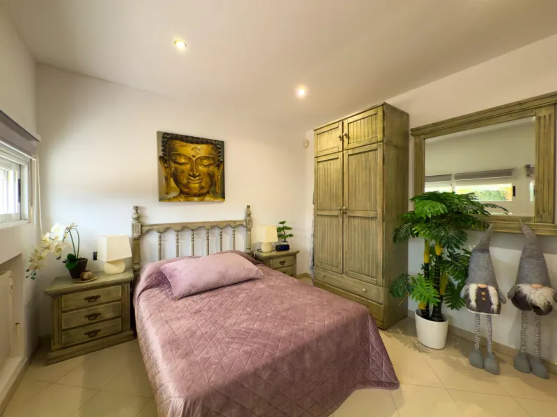 Spacious recently renovated villa with 3,600 m2 of plot and private pool