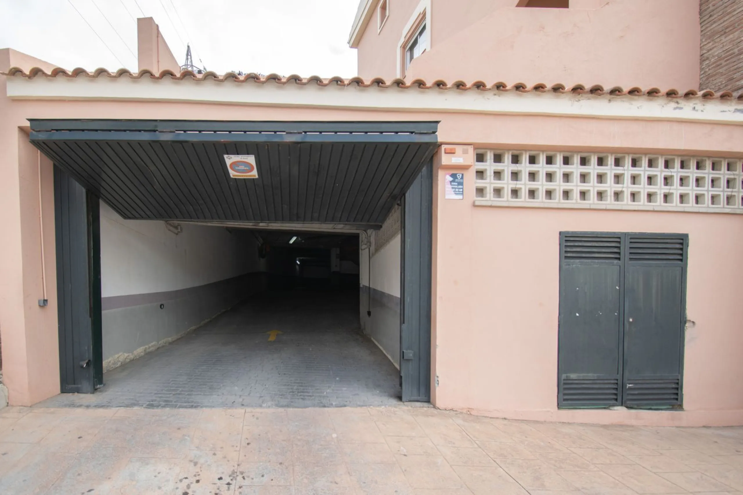 Entdecken Sie diese beeindruckende Maisonettewohnung zum Verkauf in der begehrten Gegend von Mijas Costa – eine Immobilie, die Komfort, Großzügigkeit und eine privilegierte Lage unweit des Meeres vereint