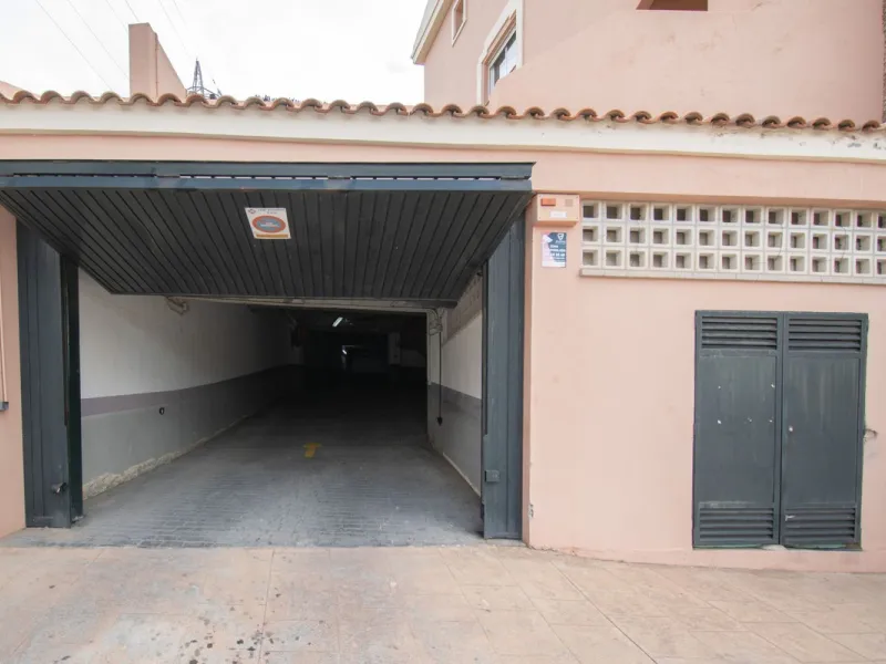 Entdecken Sie diese beeindruckende Maisonettewohnung zum Verkauf in der begehrten Gegend von Mijas Costa – eine Immobilie, die Komfort, Großzügigkeit und eine privilegierte Lage unweit des Meeres vereint