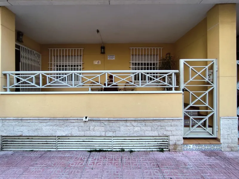 APARTAMENTO PLANTA BAJA A 150 METROS DE PLAYA. 4 DORM. 2 BAÑOS. 107 M2.