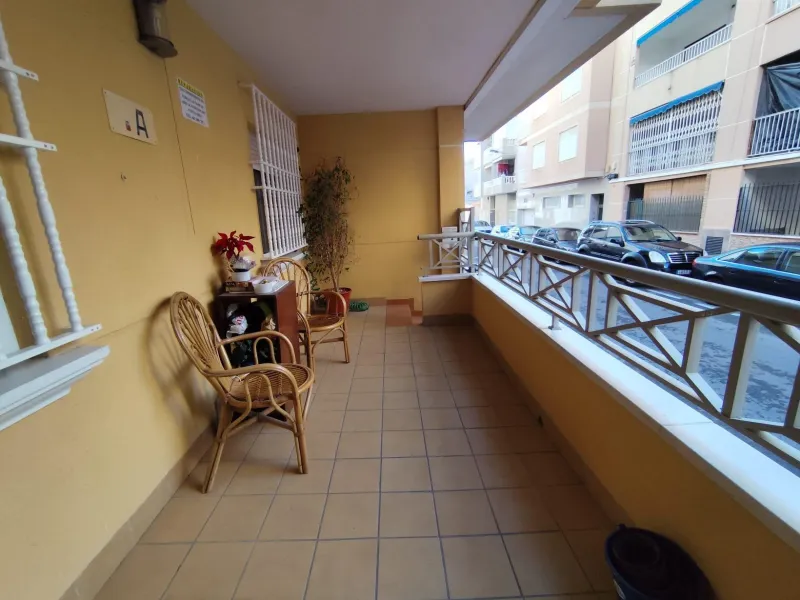 APARTAMENTO PLANTA BAJA A 150 METROS DE PLAYA. 4 DORM. 2 BAÑOS. 107 M2.