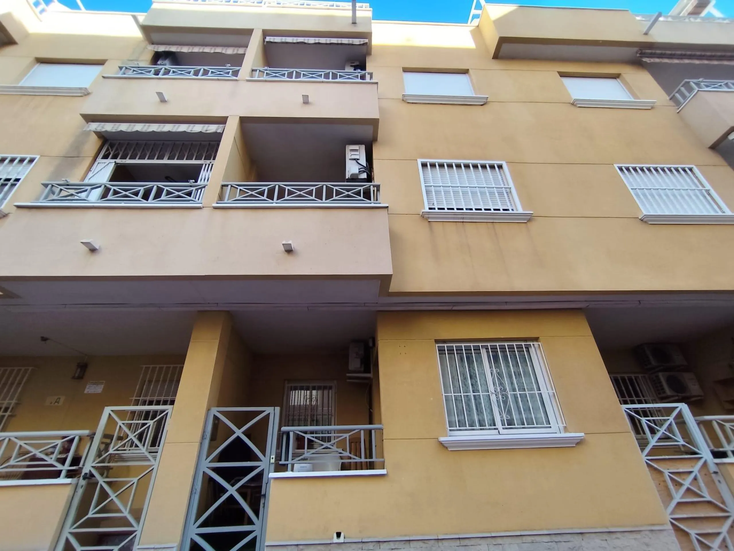 APARTAMENTO PLANTA BAJA A 150 METROS DE PLAYA. 4 DORM. 2 BAÑOS. 107 M2.