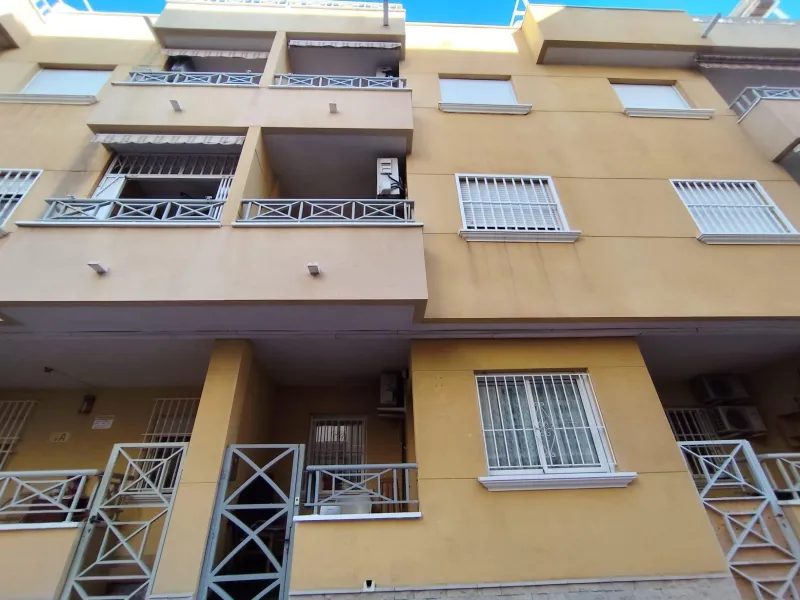 APARTAMENTO PLANTA BAJA A 150 METROS DE PLAYA. 4 DORM. 2 BAÑOS. 107 M2.