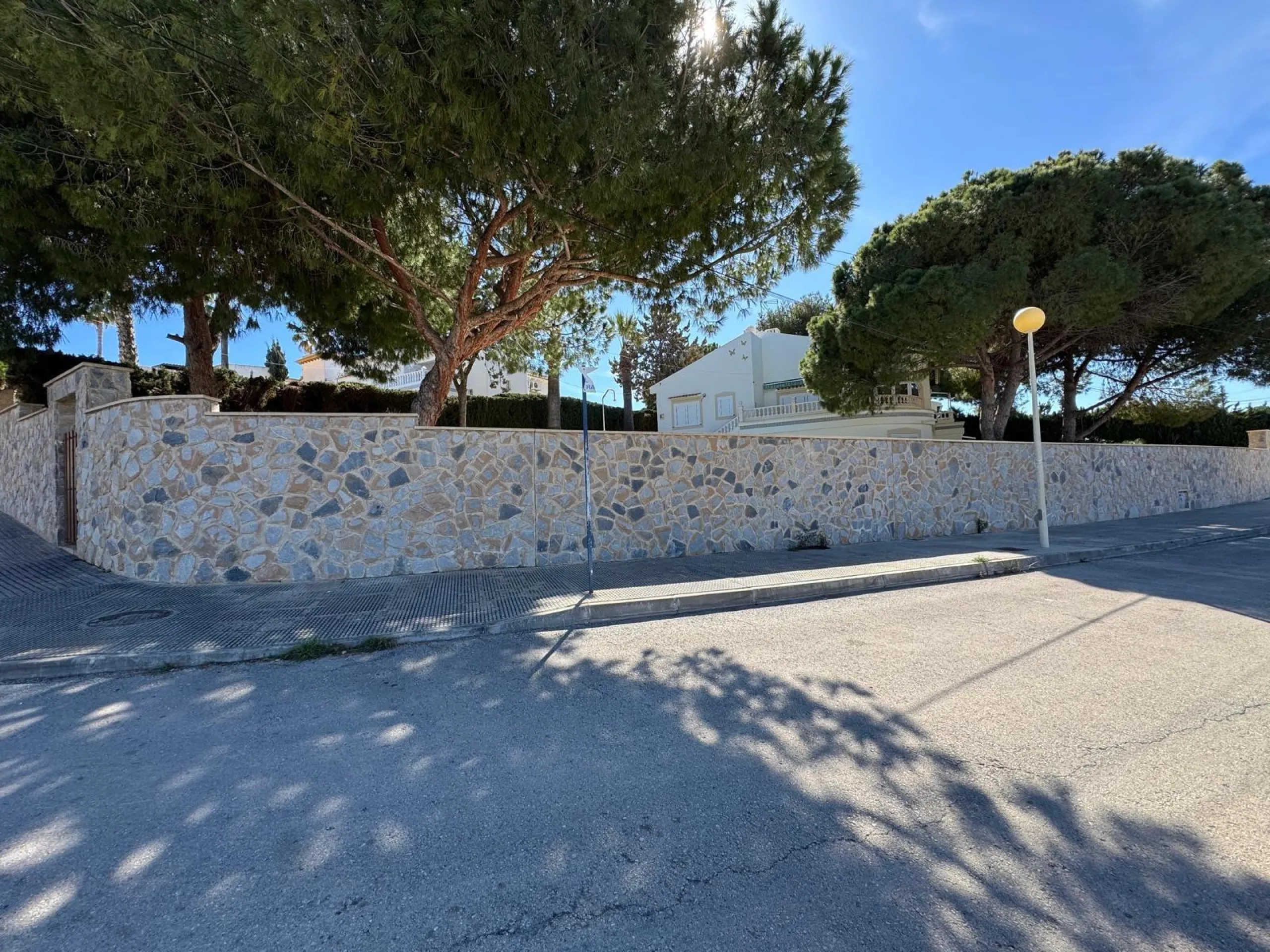 VILLA EN CABO ROIG A 800 METROS DE LA PLAYA CON PARCELA DE 890 M2. 3 DORM. 2 BAÑOS. PISCINA PRIVADA.