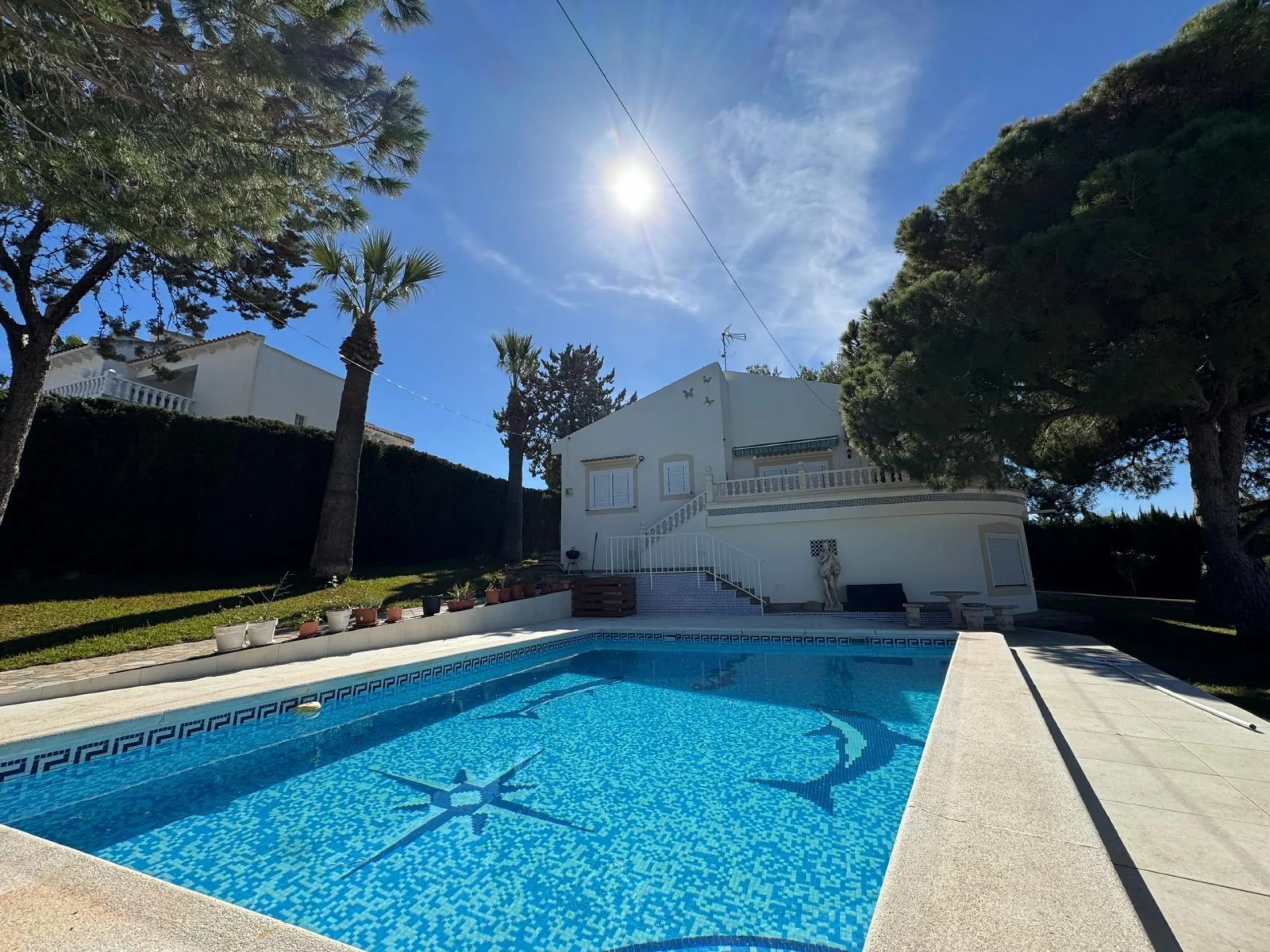VILLA EN CABO ROIG A 800 METROS DE LA PLAYA CON PARCELA DE 890 M2. 3 DORM. 2 BAÑOS. PISCINA PRIVADA.