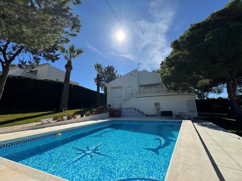 VILLA EN CABO ROIG A 800 METROS DE LA PLAYA CON PARCELA DE 890 M2. 3 DORM. 2 BAÑOS. PISCINA PRIVADA.