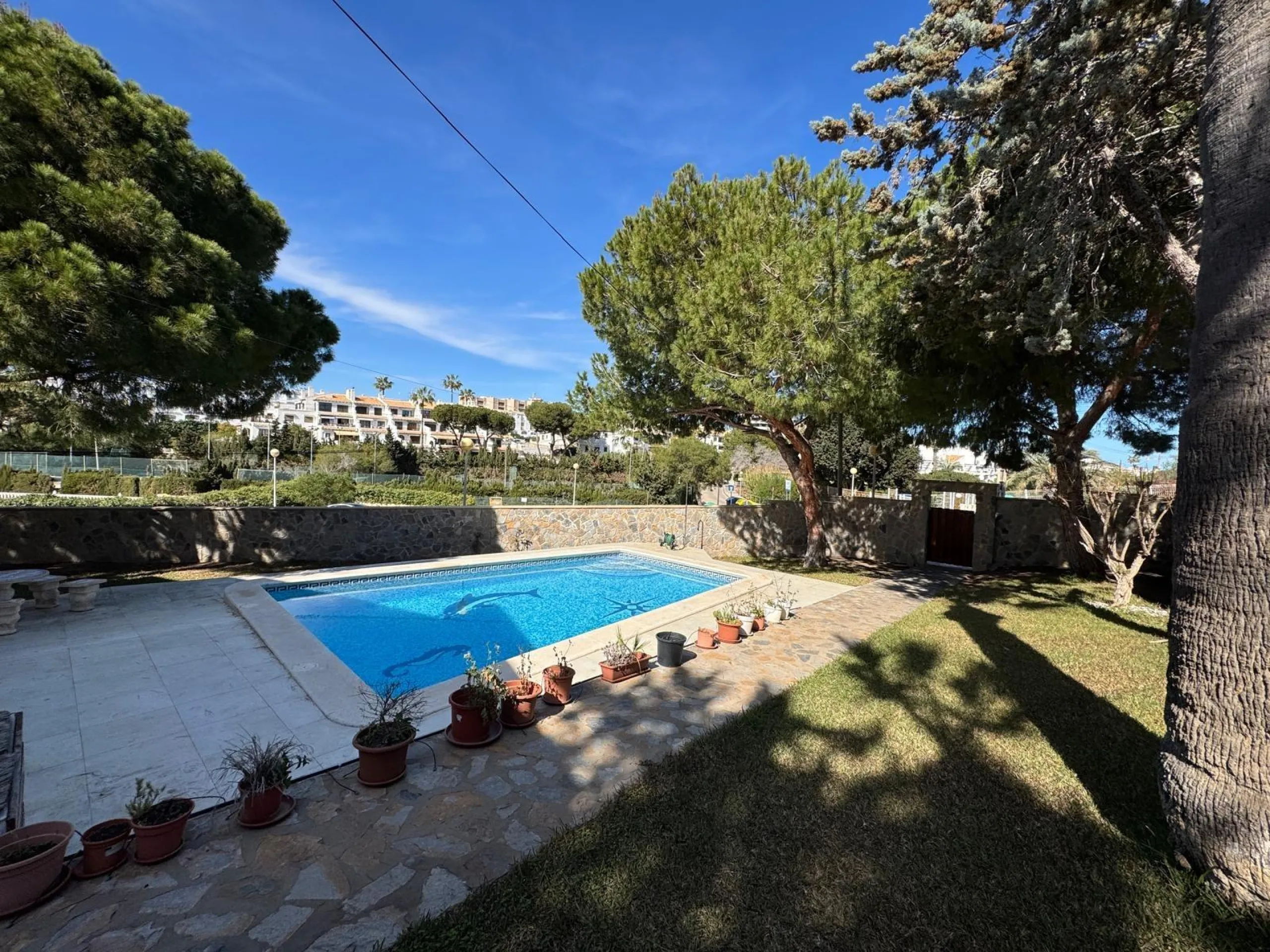 VILLA EN CABO ROIG A 800 METROS DE LA PLAYA CON PARCELA DE 890 M2. 3 DORM. 2 BAÑOS. PISCINA PRIVADA.
