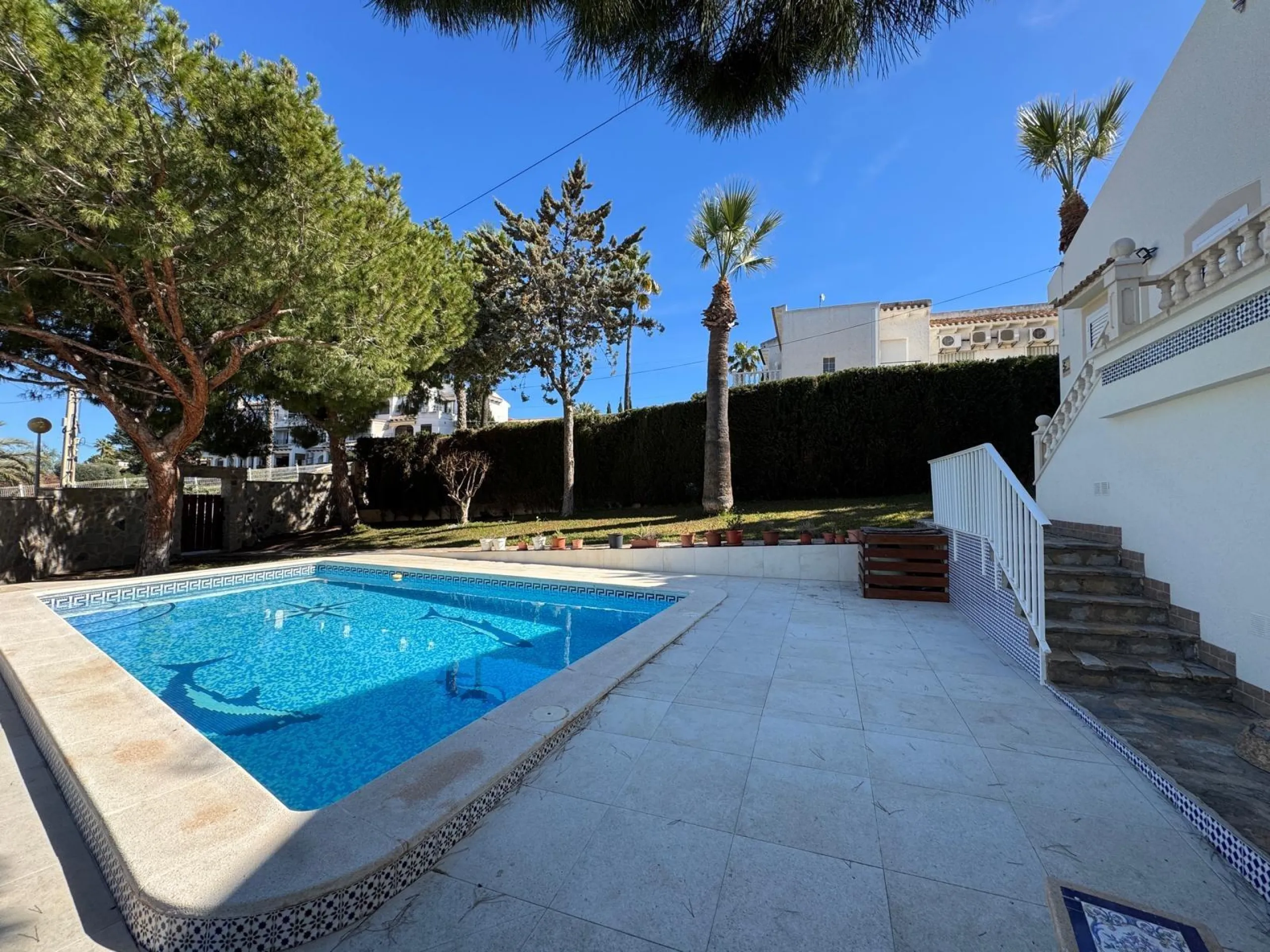 VILLA EN CABO ROIG A 800 METROS DE LA PLAYA CON PARCELA DE 890 M2. 3 DORM. 2 BAÑOS. PISCINA PRIVADA.