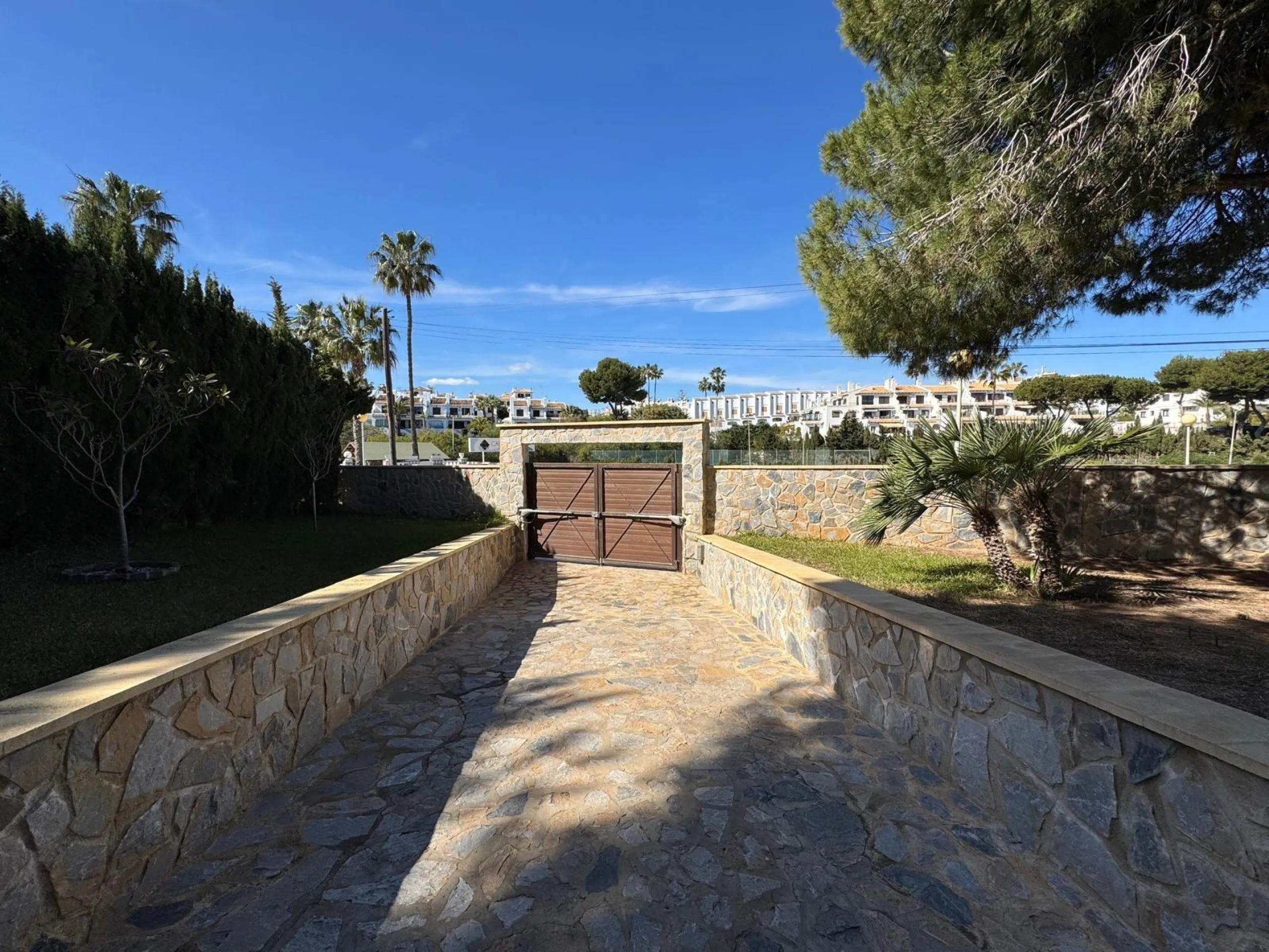 VILLA EN CABO ROIG A 800 METROS DE LA PLAYA CON PARCELA DE 890 M2. 3 DORM. 2 BAÑOS. PISCINA PRIVADA.