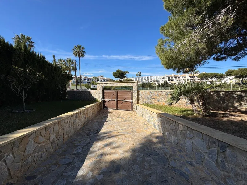 VILLA EN CABO ROIG A 800 METROS DE LA PLAYA CON PARCELA DE 890 M2. 3 DORM. 2 BAÑOS. PISCINA PRIVADA.