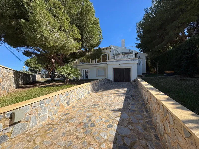 VILLA EN CABO ROIG A 800 METROS DE LA PLAYA CON PARCELA DE 890 M2. 3 DORM. 2 BAÑOS. PISCINA PRIVADA.