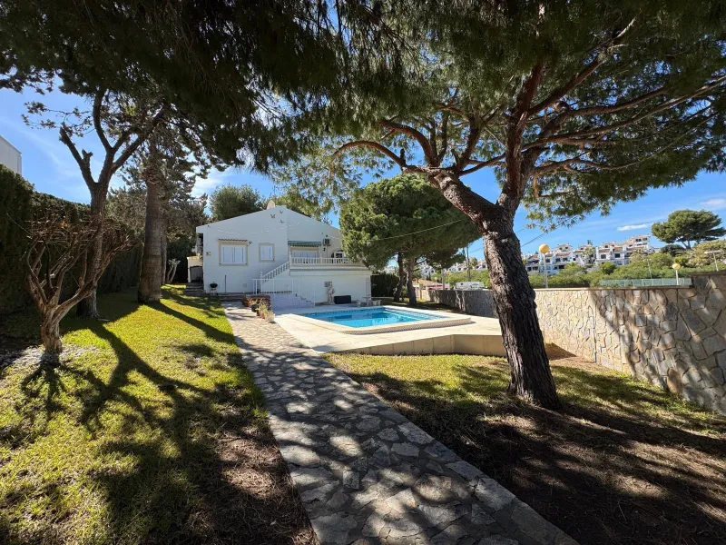 VILLA EN CABO ROIG A 800 METROS DE LA PLAYA CON PARCELA DE 890 M2. 3 DORM. 2 BAÑOS. PISCINA PRIVADA.