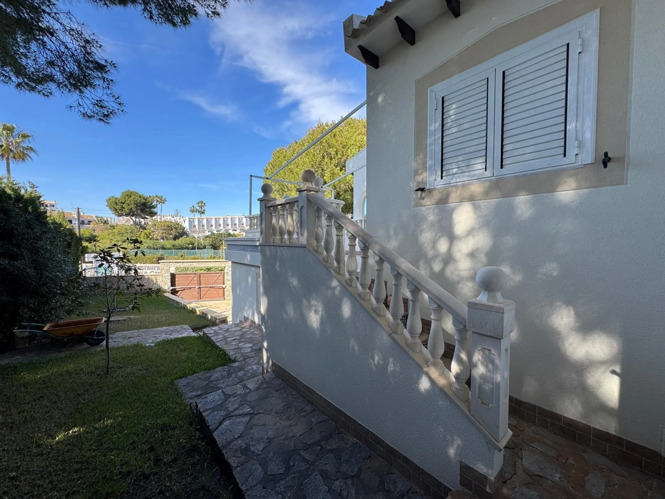 VILLA EN CABO ROIG A 800 METROS DE LA PLAYA CON PARCELA DE 890 M2. 3 DORM. 2 BAÑOS. PISCINA PRIVADA.