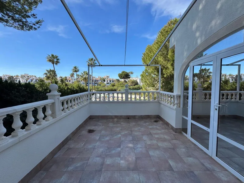 VILLA EN CABO ROIG A 800 METROS DE LA PLAYA CON PARCELA DE 890 M2. 3 DORM. 2 BAÑOS. PISCINA PRIVADA.