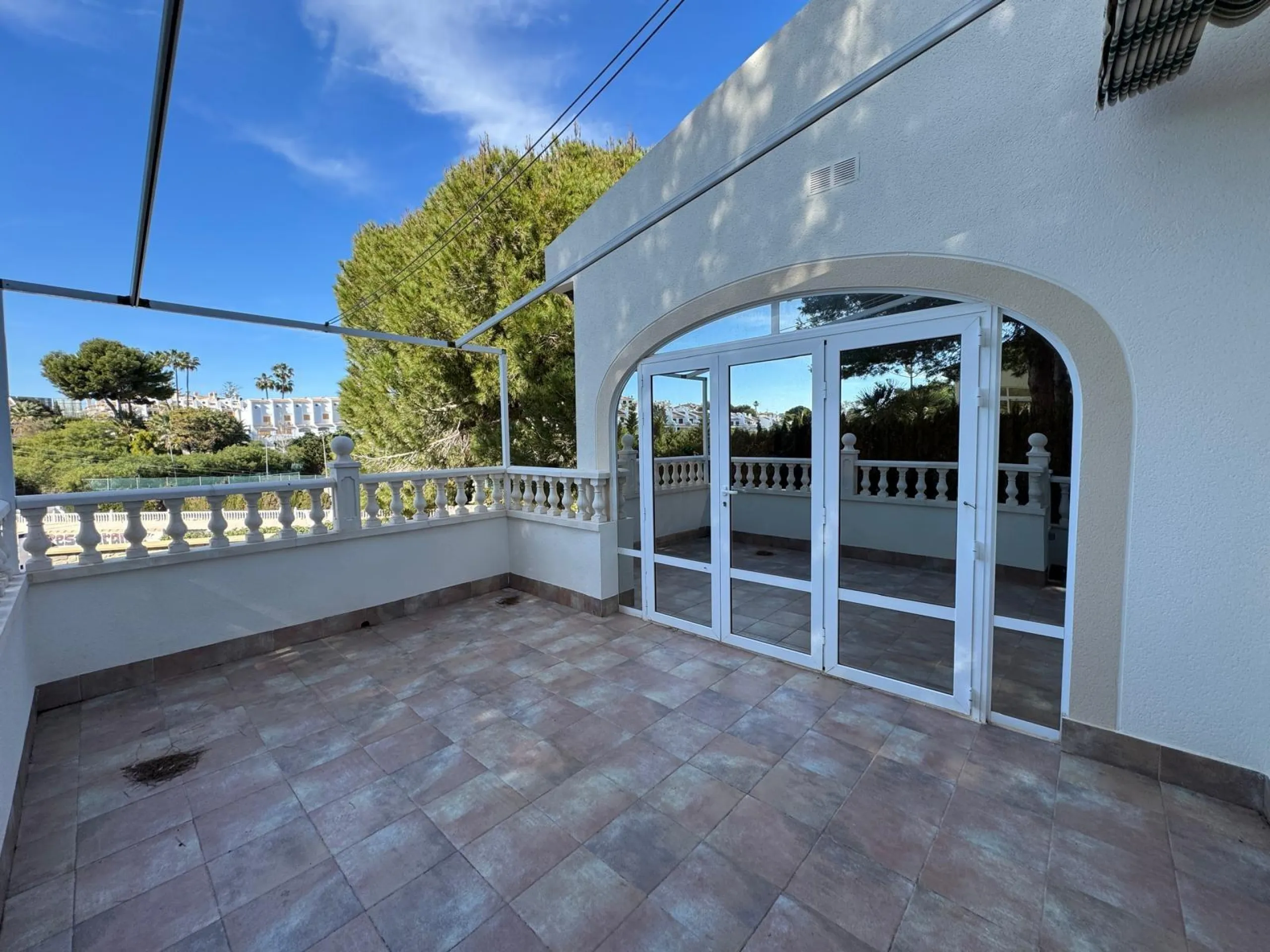 VILLA EN CABO ROIG A 800 METROS DE LA PLAYA CON PARCELA DE 890 M2. 3 DORM. 2 BAÑOS. PISCINA PRIVADA.