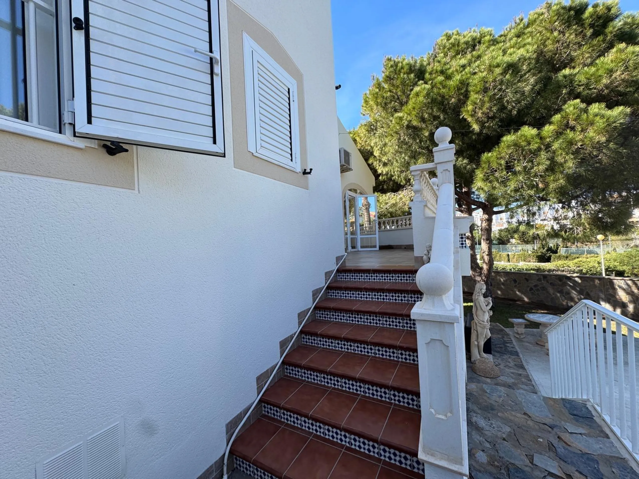 VILLA EN CABO ROIG A 800 METROS DE LA PLAYA CON PARCELA DE 890 M2. 3 DORM. 2 BAÑOS. PISCINA PRIVADA.
