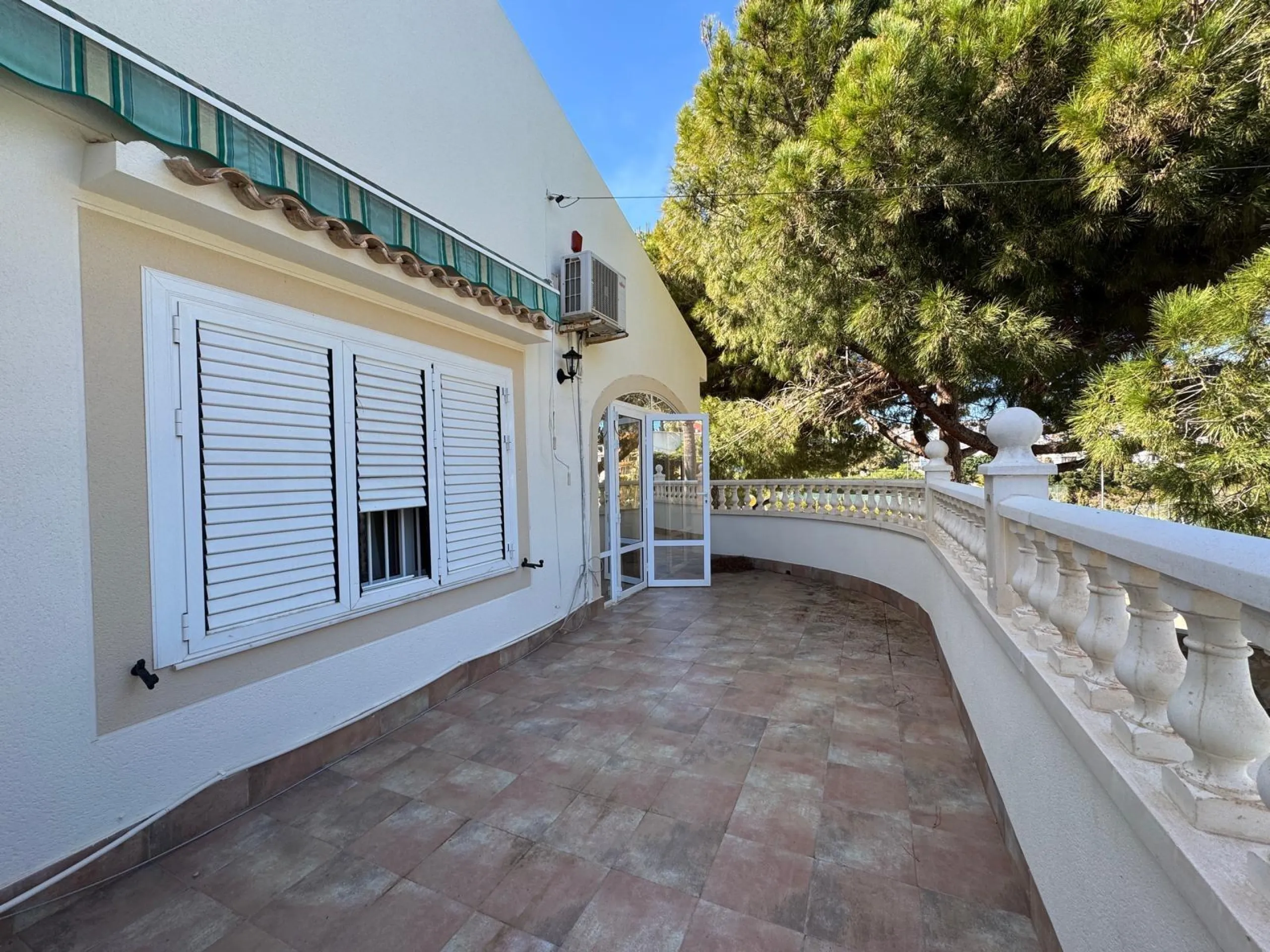 VILLA EN CABO ROIG A 800 METROS DE LA PLAYA CON PARCELA DE 890 M2. 3 DORM. 2 BAÑOS. PISCINA PRIVADA.