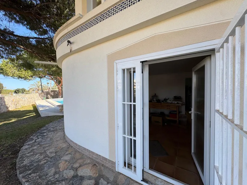VILLA EN CABO ROIG A 800 METROS DE LA PLAYA CON PARCELA DE 890 M2. 3 DORM. 2 BAÑOS. PISCINA PRIVADA.