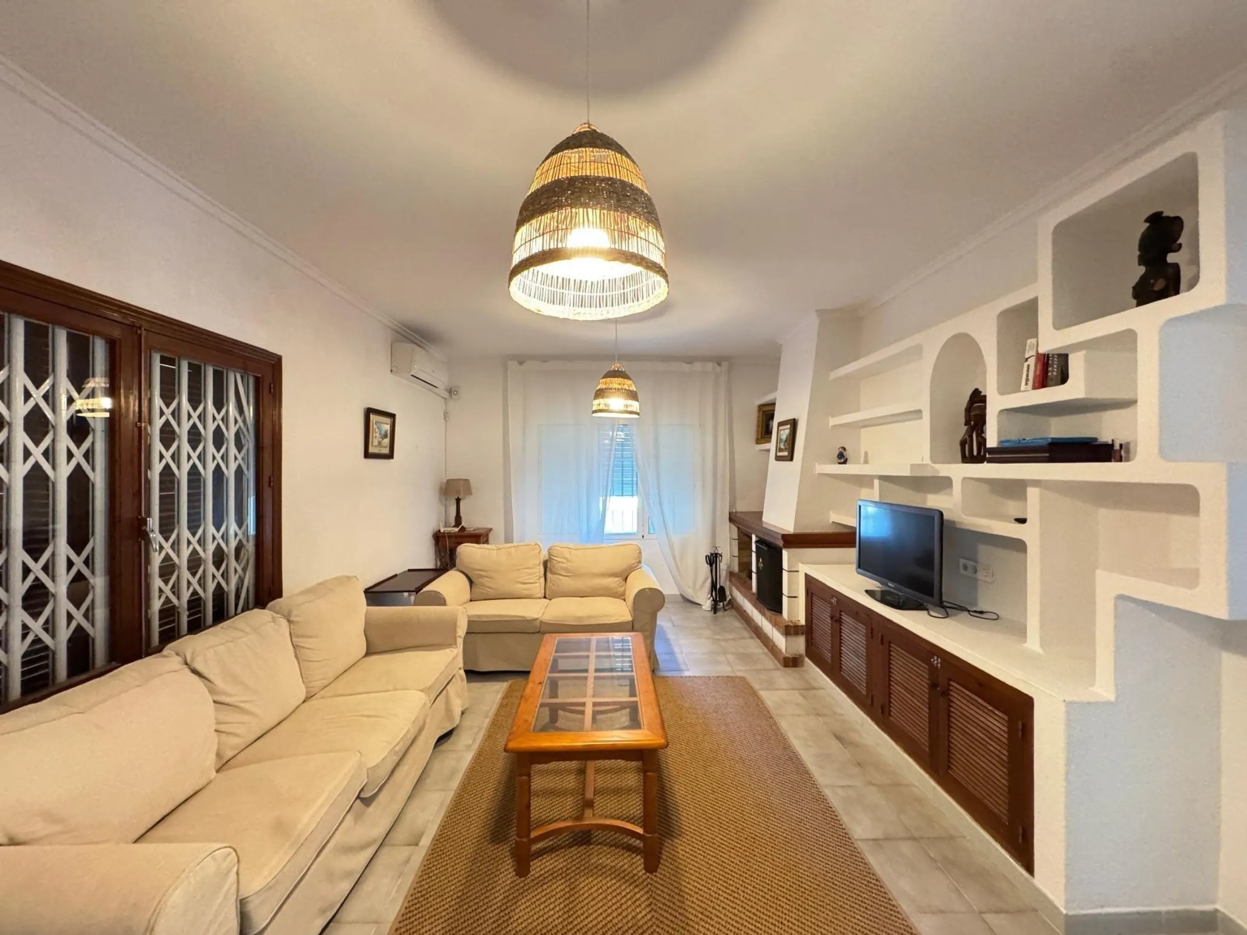 VILLA EN CABO ROIG A 800 METROS DE LA PLAYA CON PARCELA DE 890 M2. 3 DORM. 2 BAÑOS. PISCINA PRIVADA.