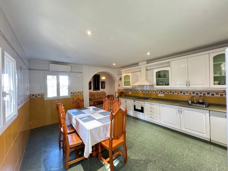 VILLA EN CABO ROIG A 800 METROS DE LA PLAYA CON PARCELA DE 890 M2. 3 DORM. 2 BAÑOS. PISCINA PRIVADA.