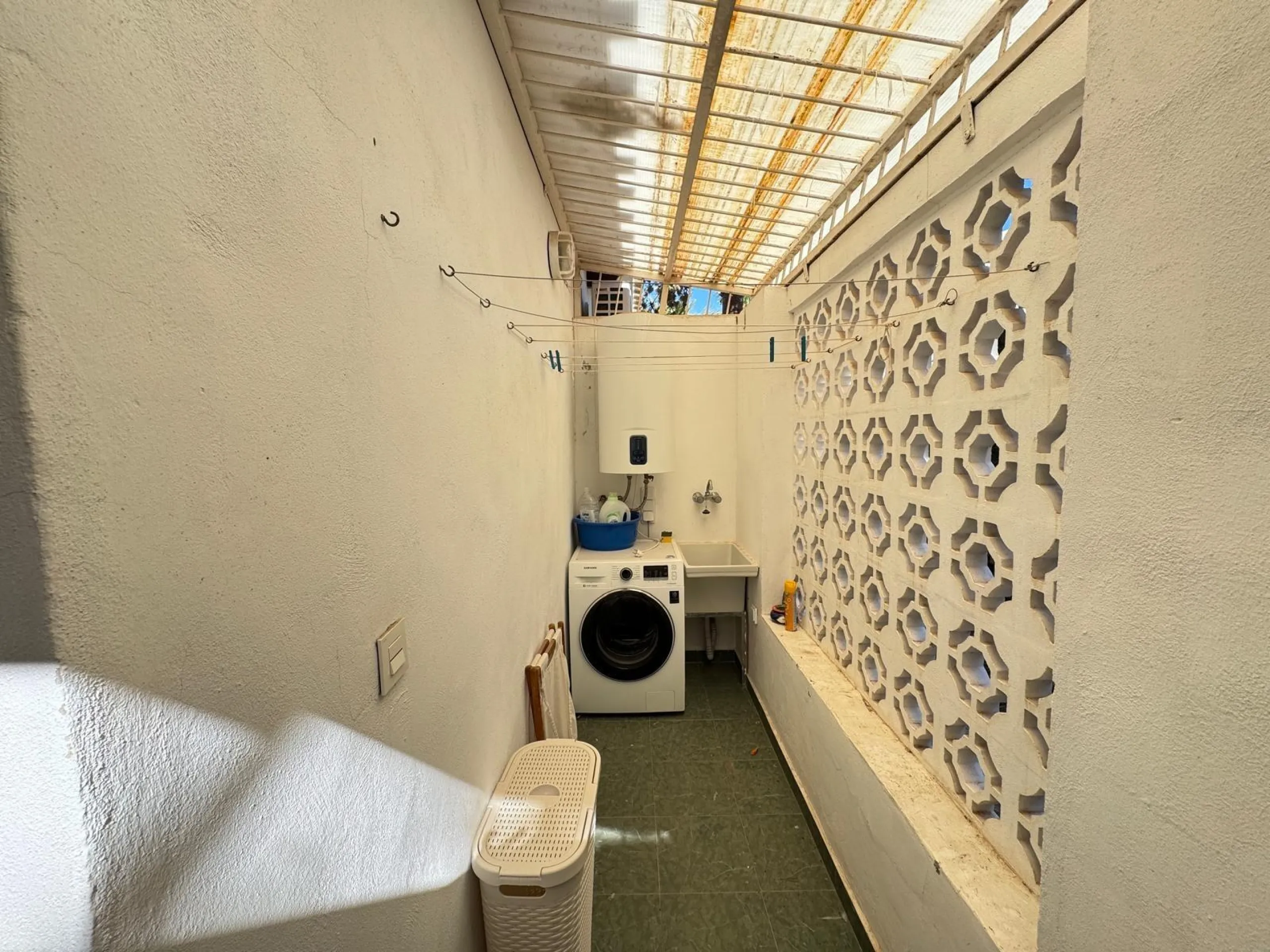 VILLA EN CABO ROIG A 800 METROS DE LA PLAYA CON PARCELA DE 890 M2. 3 DORM. 2 BAÑOS. PISCINA PRIVADA.