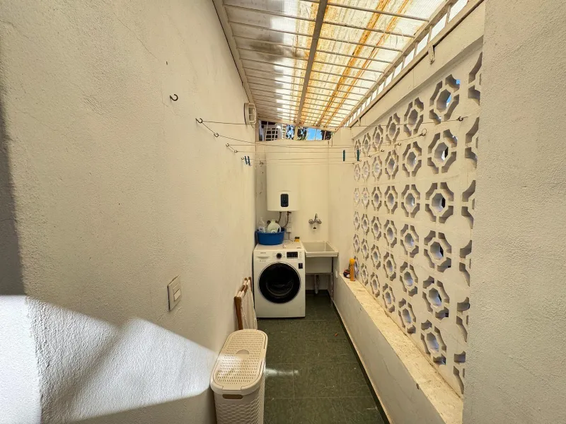 VILLA EN CABO ROIG A 800 METROS DE LA PLAYA CON PARCELA DE 890 M2. 3 DORM. 2 BAÑOS. PISCINA PRIVADA.