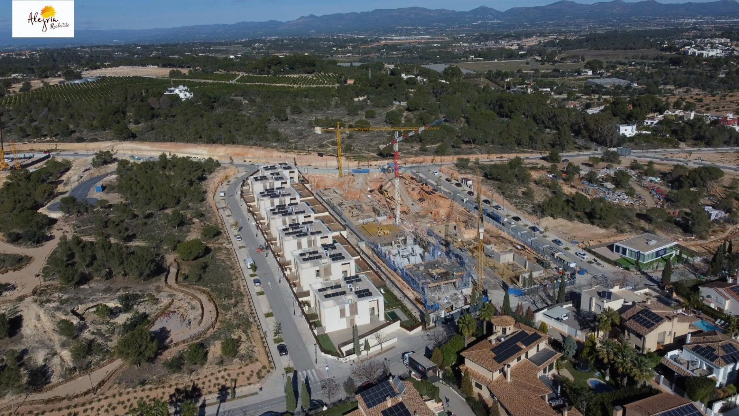 EXCLUSIVOS CHALETS ADOSADOS EN CAMPOLIVAR-GODELLA