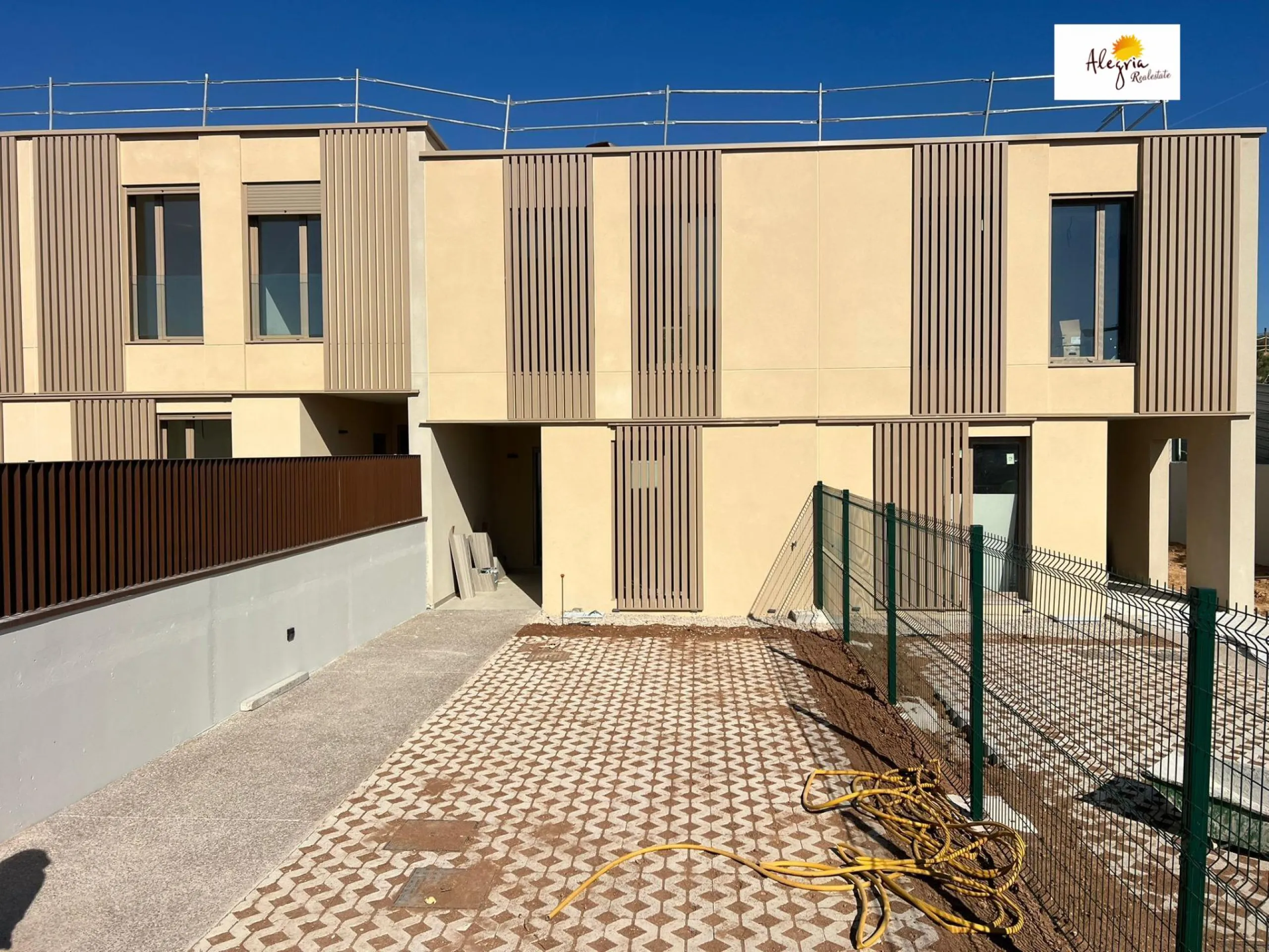 EXCLUSIVOS CHALETS ADOSADOS EN CAMPOLIVAR-GODELLA