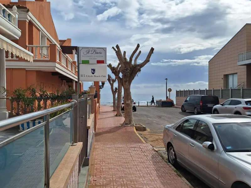 Espectacular adosado al lado de la preciosa playa de la Mata con 3 dormitorios 2 baños Garaje