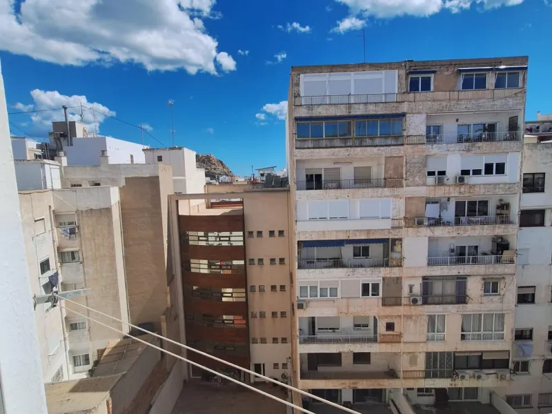 PISO AMPLIO Y LUMINOSO CON ASCENSOR EN PINTOR GISBERT - SAN BLAS